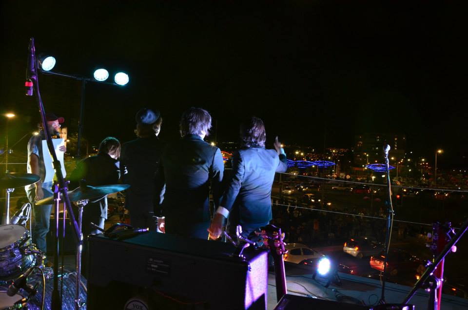 2014 «Los Beetles Con 2 E» Al Aire Libre