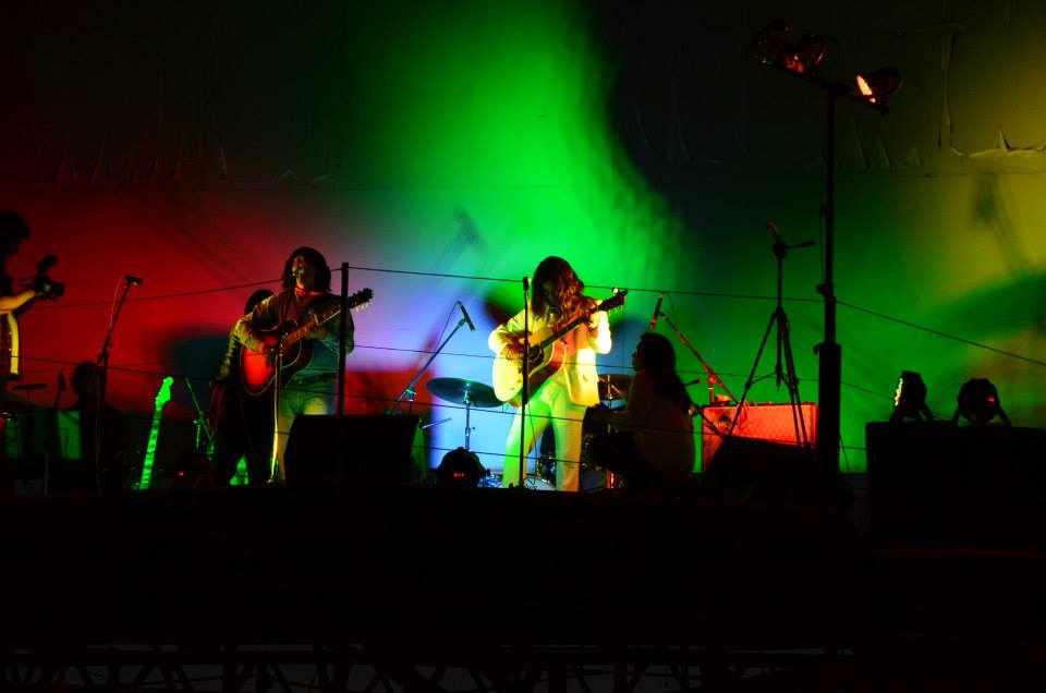 2014 «Los Beetles Con 2 E» Al Aire Libre