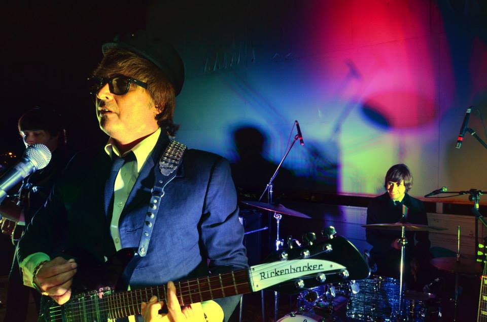 2014 «Los Beetles Con 2 E» Al Aire Libre