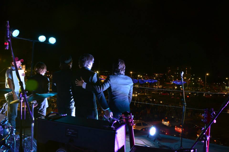 2014 «Los Beetles Con 2 E» Al Aire Libre